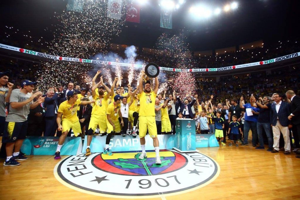 Fenerbahçe yedinci Türkiye şampiyonluğunu kutluyor.